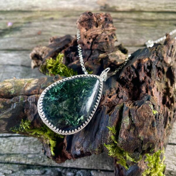 fuchsite-pear-pendant-fancy bezel-silver-chain-green-sandrakernsjewellery