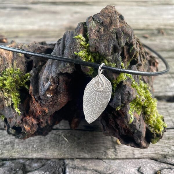 leaf-pendant-bee-leather-chain-sandrakernsjewellery