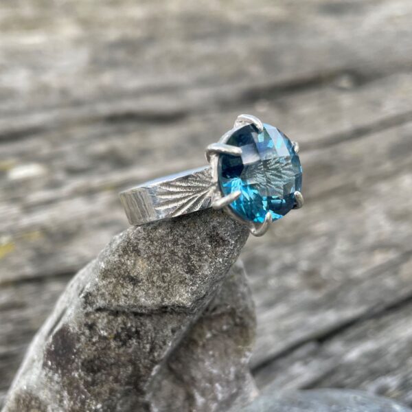 london blue-topaz-ring-side-checkerboard-solitaire-engraved-sandrakernsjewellery