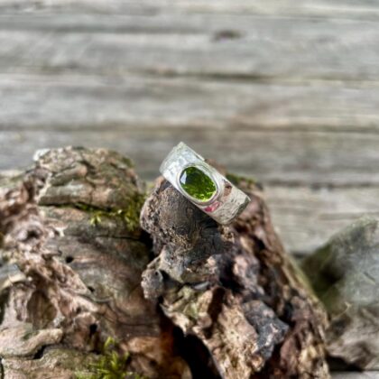 peridot-ring-silver-textured-sandrakernsjewellery